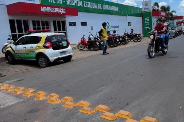 Prefeitura de Esperantina instala tachões refletivos em ruas para aumentar segurança