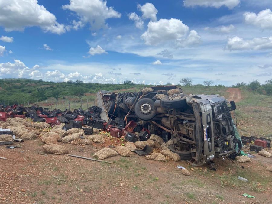Motorista morre após caminhão tombar no Sul do Piauí
