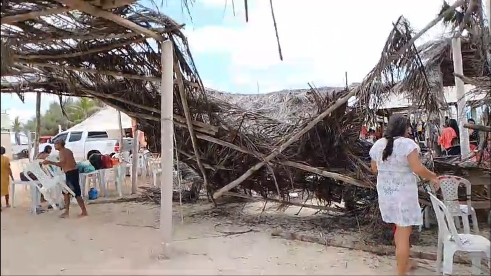 Estrutura de restaurante desaba após homem se balançar em rede no litoral do Piauí
