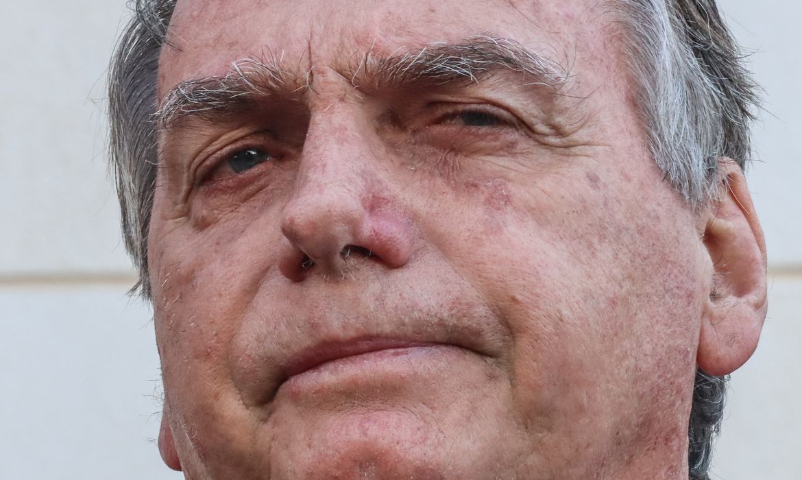 Ex-presidente Jair Bolsonaro é indiciado por falsificar o cartão de vacinação