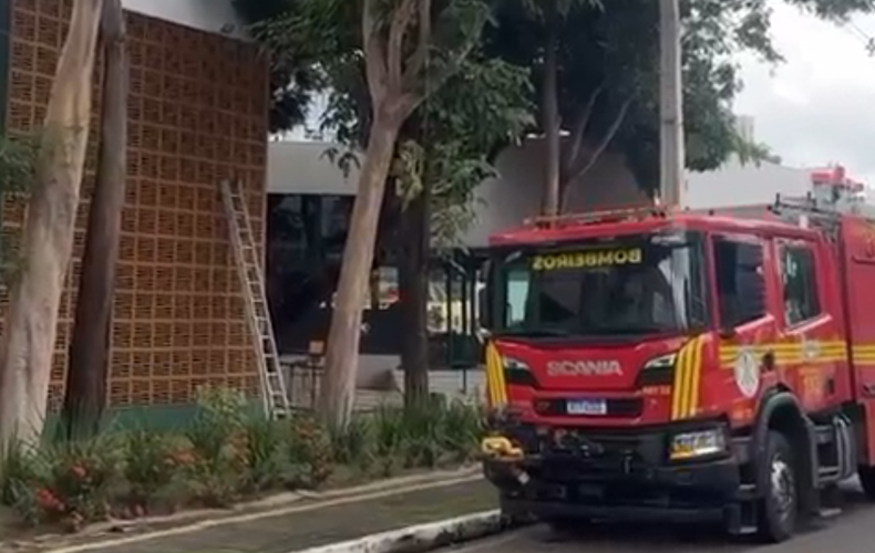 Princípio de incêndio atinge restaurante na zona Leste