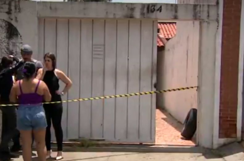 Homem mata mulher com 36 facadas e manda foto do corpo para filho