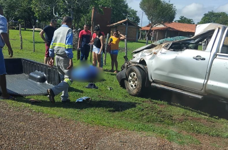 Hilux capota e deixa três pessoas feridas em Esperantina