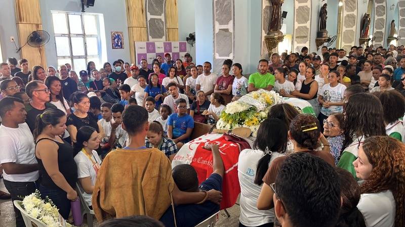 VÍDEO: Multidão acompanha cortejo fúnebre e velório do atleta Lívio Santos