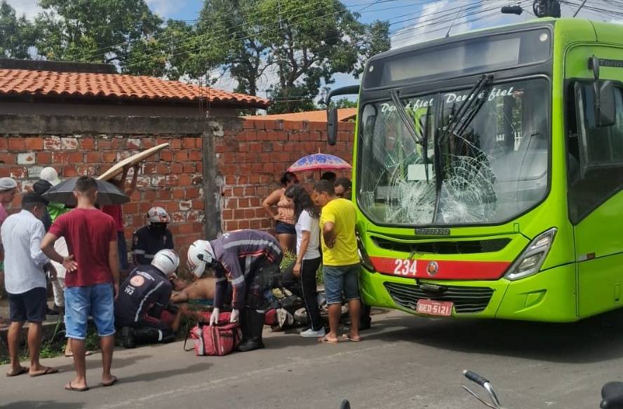 Colisão entre moto e ônibus coletivo deixa duas pessoas feridas em Teresina