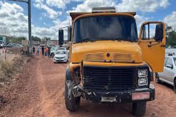 Motorista é arremessado em colisão entre carro e caminhão em Teresina
