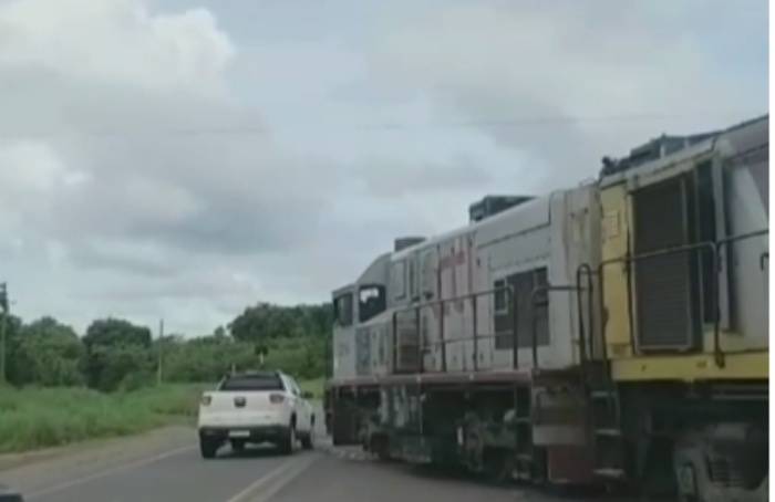 VÍDEO: Motorista avança em trilhos e carro é atingido por trem em Altos