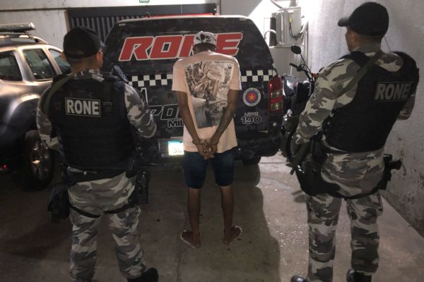 Foragido é preso bebendo na calçada de casa em Teresina