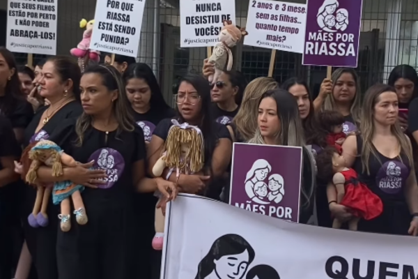 Grupo realiza ato em apoio a enfermeira que não vê filhas há mais de dois anos