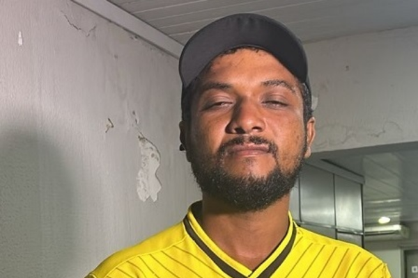 Homem que empurrou companheira na frente de caminhão é preso