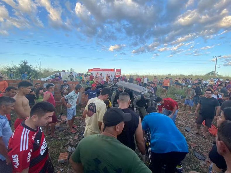 Carro perde controle e colide contra muro, deixando cinco feridos no Norte do Piauí