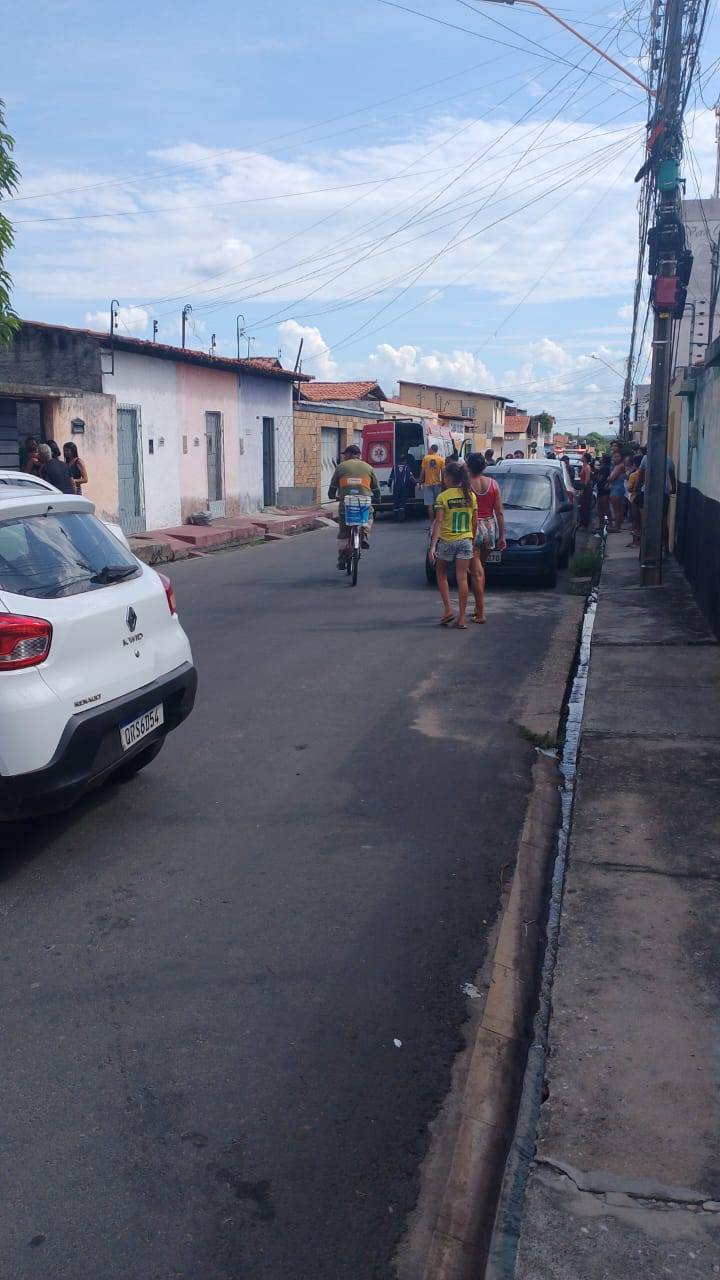 Homem é assassinado dentro de casa no bairro Dirceu