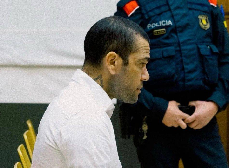 Daniel Alves é condenado por estupro na Espanha