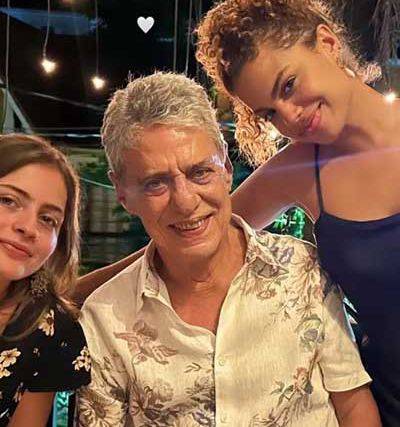 Chico Buarque aparece em clique raro ao lado das netas no Rio de Janeiro