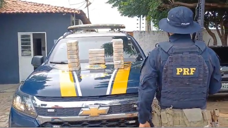 PRF apreende 20kg de cocaína escondida em tanque de combustível em Oeiras