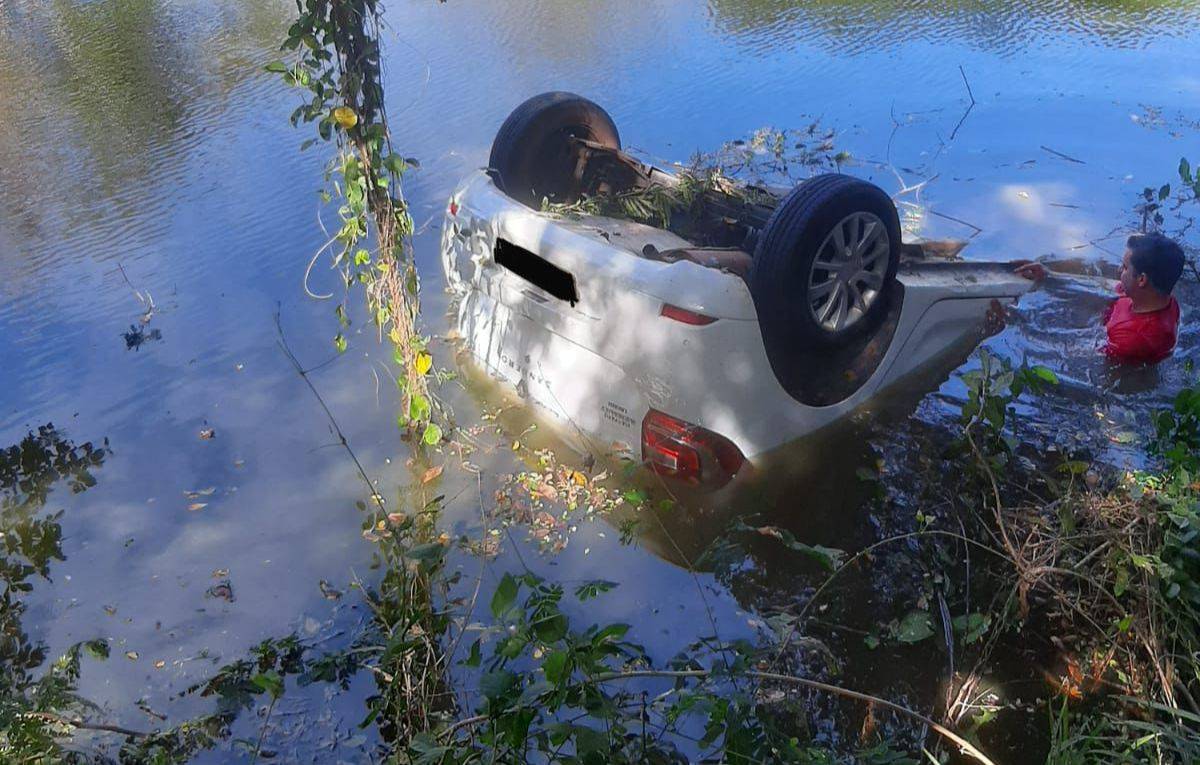 Homem é encontrado morto dentro de carro após veículo cair em tanque de peixes