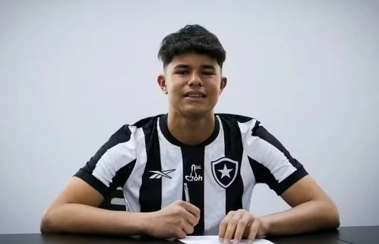 Botafogo contrata Bruninho Samudio, filho de Eliza Samudio e do ex-goleiro Bruno