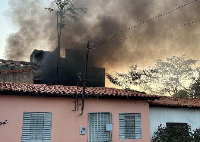 Imóvel em Teresina pega fogo e moradores tentam apagar as chamas com baldes de água