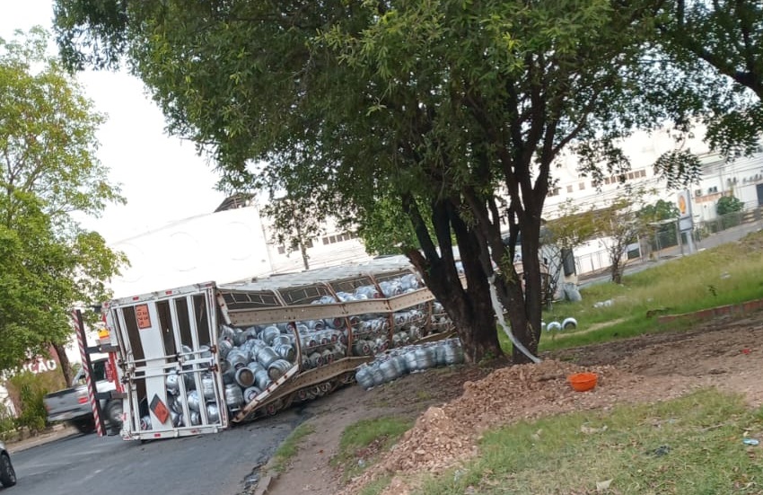 Caminhão com botijões de gás tomba e congestiona trânsito na zona Sudeste de Teresina