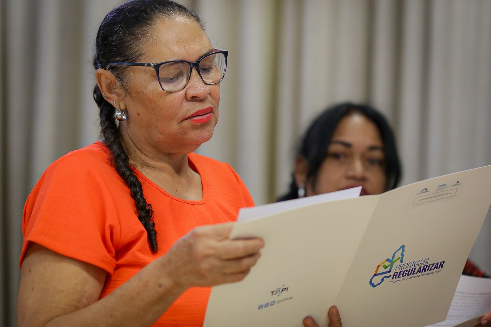 Prefeitura de Teresina entrega registros de imóveis a moradores do Residencial Primavera