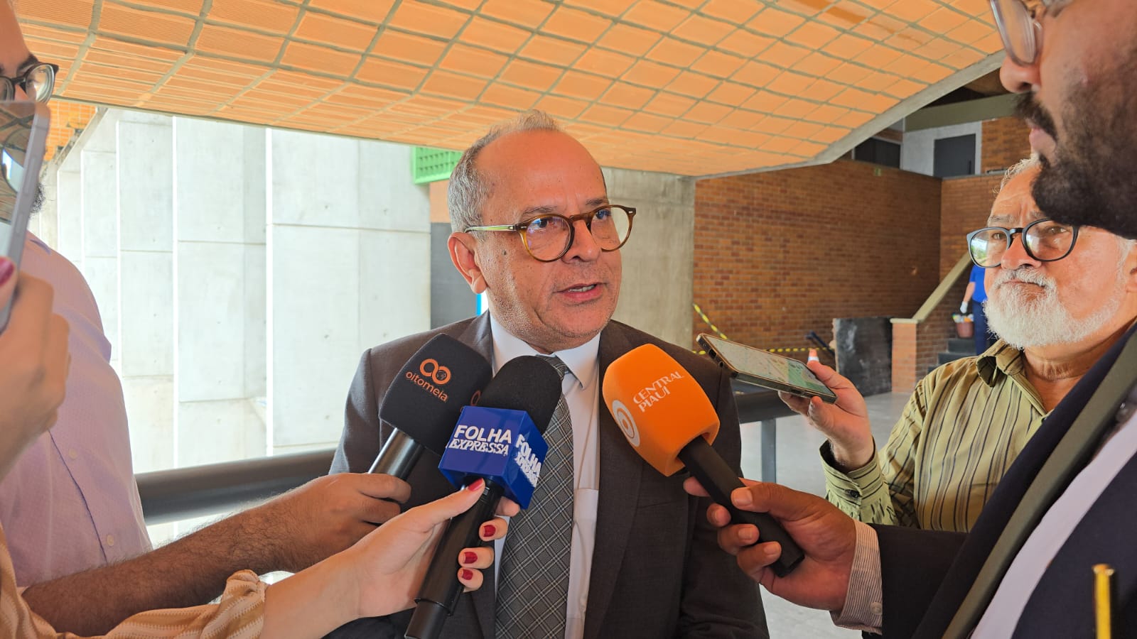 “Ainda não se recuperou da taca que levou em SRN”, diz Hélio Isaías sobre Avelar Ferreira